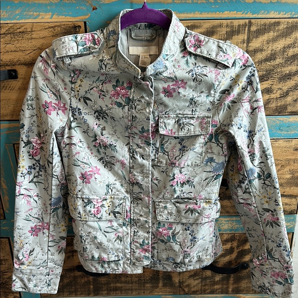 Bundle 5 items @ 20$, pay only 60$ - 2 items free! H&M Floral Blazer